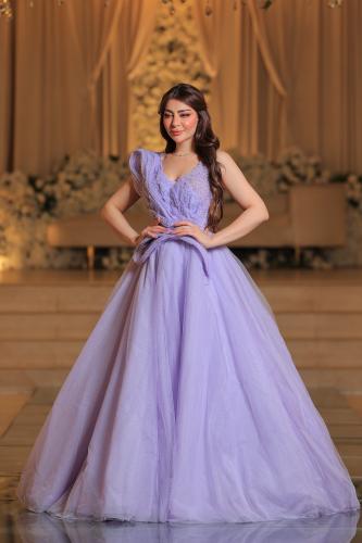 فستان سهرة موف بتصميم استثنائي وجاذبية ساحرة
