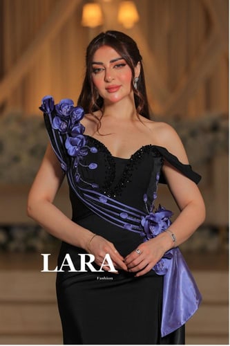 فستان سهرة أسود فاخر بتصميم غير متماثل يبرز جمال ا...