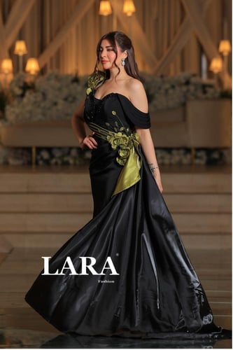 فستان سهرة أسود فاخر بتصميم غير متماثل يبرز جمال ا...