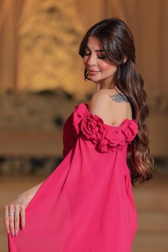 فستان بلون الفوشي الداكن. يتميز بتصميم مكشوف الكتف...