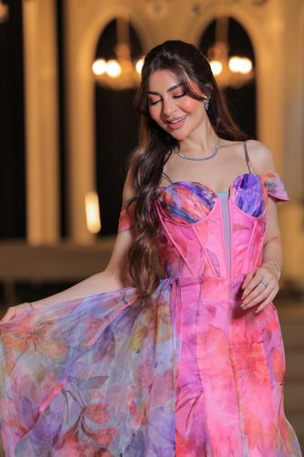 فستان يتميز بتصميم أنثوي راقٍ وأنيق، يجمع بين الرق...