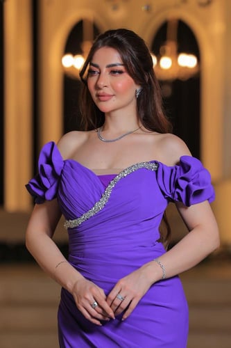 فستان أنيق وفخم، يتميز بتصميم طويل بلون بنفسجي يضف...