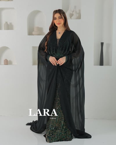 فستان مرصع بالكامل بحبيبات لامعة تعكس الضوء