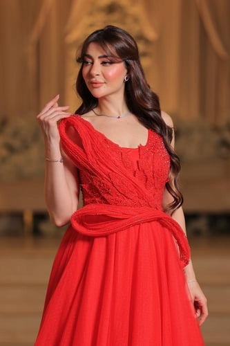 فستان سهرة أحمر بتصميم استثنائي وجاذبية ساحرة
