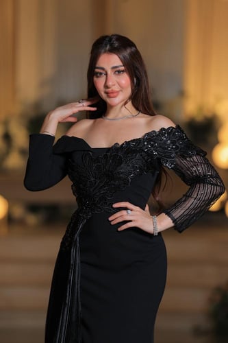 فستان سهرة أسود فاخر بأكتاف ساقطة وتطريز يدوي مع ش...