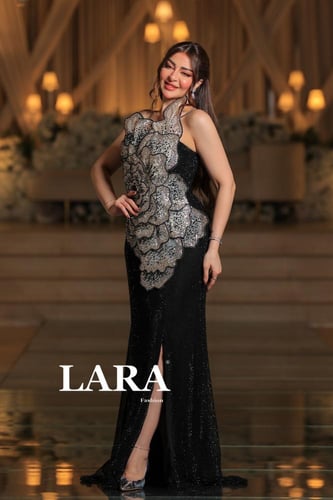 فستان سهرة فاخر بتصميم مميز يجمع بين الأناقة والفخ...