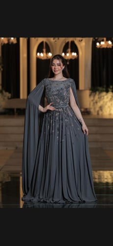 فستان يتميز بتصميم أنيق وفخم يناسب السهرات والمناس...