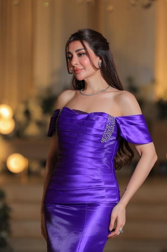 فستان سهرات ملكي ساتان أرجواني Off-Shoulder مع انس...