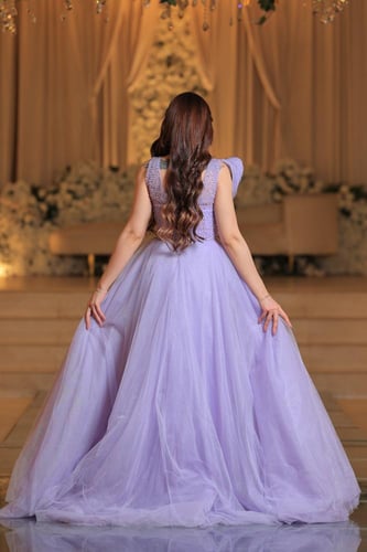 فستان سهرة موف بتصميم استثنائي وجاذبية ساحرة