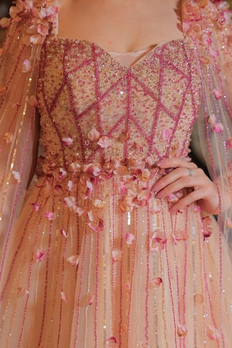 فستان يتميز بتصميم فخم ورومانسي يلفت الأنظار، ويجم...