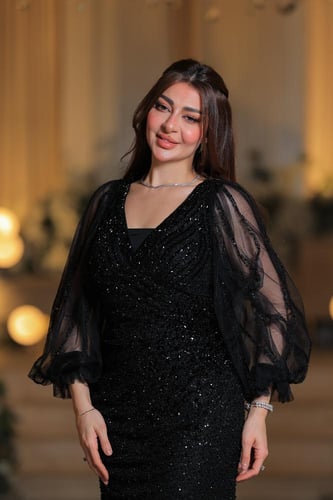 فستان سهرة أسود لامع بأكمام شفافة راقية تصميم فخم...