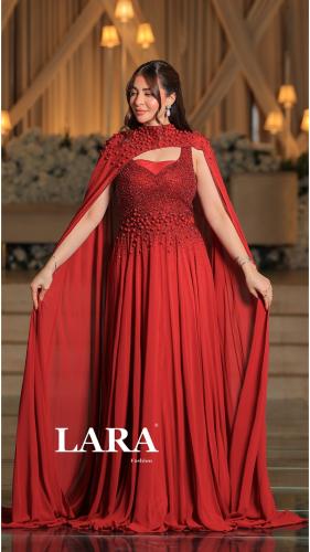 فستان فاخر بلون أحمر، يتميز بتطريز بارز ولامع يغطي...