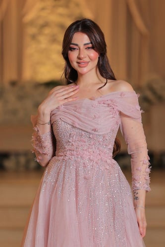 فستان سهرة فخم بتصميم أميري أنثوي وأنيق