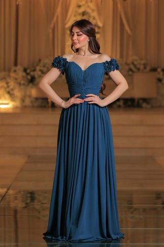 فستان سهرة طويل ناعم بلون بترولي يتميز بتصميم مكشو...