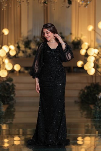 فستان سهرة أسود لامع بأكمام شفافة راقية تصميم فخم...