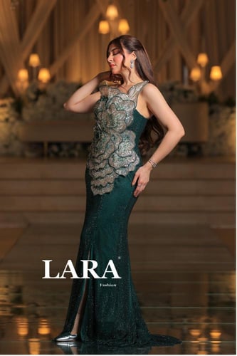 فستان سهرة فاخر بتصميم مميز يجمع بين الأناقة والفخ...