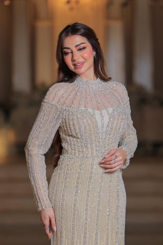 فستان يتمتع بفخامة راقية وأناقة أنثوية جذابة. بلون...