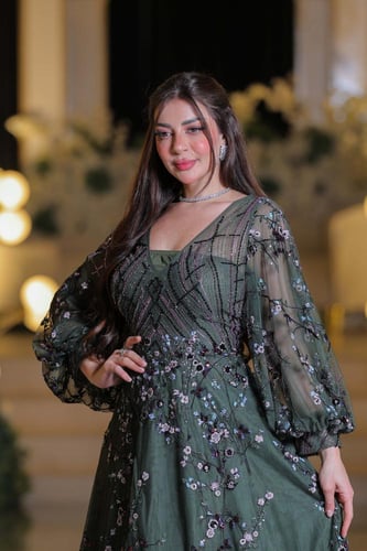 فستان سهرة فخم بتطريز ورود من الترتر