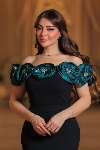 فستان سهرة أسود طويل، بتصميم كب ومزين بتطريزات ورو...