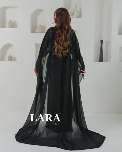 فستان مرصع بالكامل بحبيبات لامعة تعكس الضوء