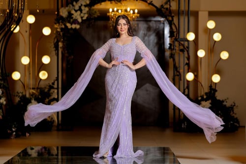 فستان سهرة مطرز بالخرز بفتحه ساق واكمام كيب