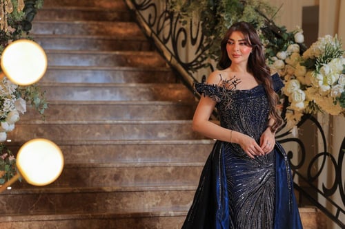 فستان سهرة فاخر بلون كحلي ، يتميز بتصميم أوف شولدر...