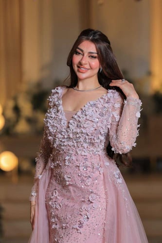 فستان سواريه لحمي مطرّز بتطريزات ثلاثية الأبعاد وت...