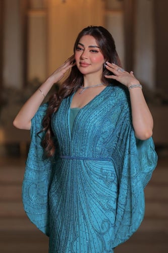 فستان سهرة بلون فيروزي ملكي يخطف الأنظار