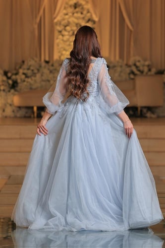 فستان سهرة ملكي بلون سماوي هادئ ينبض بالرقي والروم...