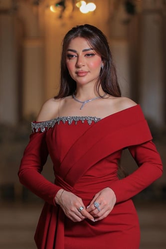 فستان أنيق وفخم، يتميز بتصميمه الراقي بلون عودي ال...