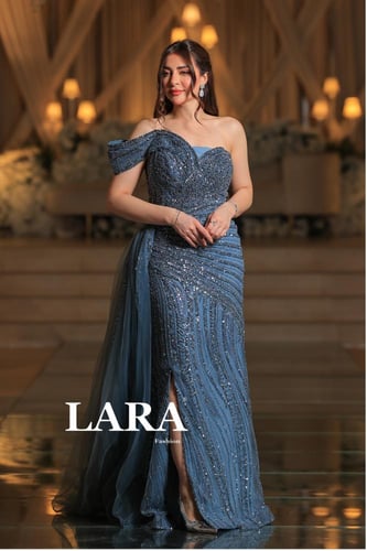 فستان بكتف واحد وتفاصيل لامعة بلون رمادي أنيق"