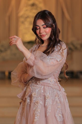 فستان سهرة ملكي بلون موكا هادئ ينبض بالرقي والروما...