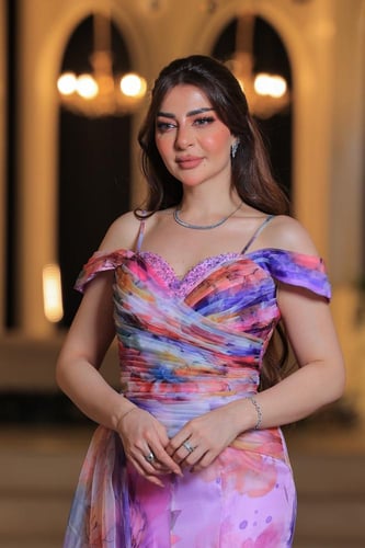 فستان سهرة طويل بطابع رومانسي، مصنوع من قماش شفاف...