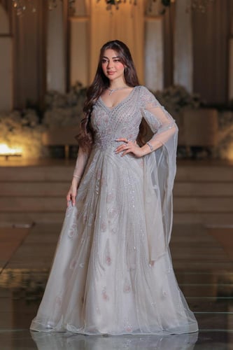 فستان أنيق وفخم، بتصميم يجمع بين الرقي والنعومة. ي...