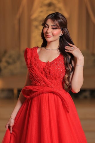فستان سهرة أحمر بتصميم استثنائي وجاذبية ساحرة