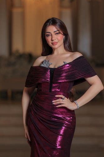 فستان سهرة أنيق باللون فوشي اللامع، يتميز بقماش سا...