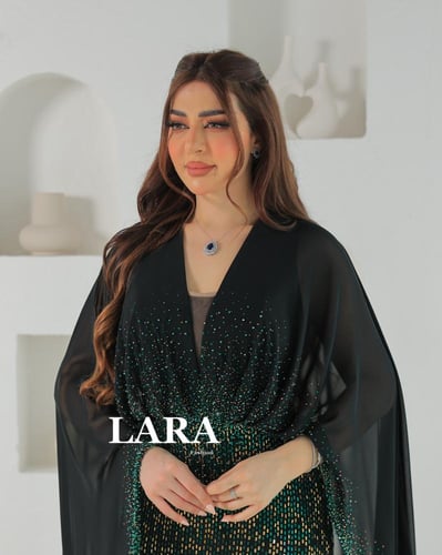 فستان مرصع بالكامل بحبيبات لامعة تعكس الضوء