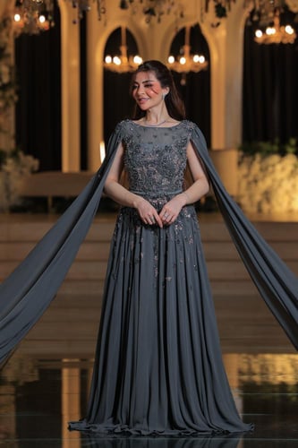 فستان يتميز بتصميم أنيق وفخم يناسب السهرات والمناس...