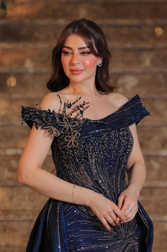 فستان سهرة فاخر بلون كحلي ، يتميز بتصميم أوف شولدر...