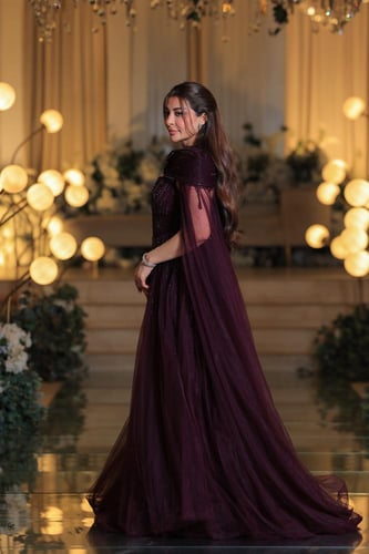 فستان سهرة ملكي بلون بنفسجي داكن بتطريز فاخر مع كا...