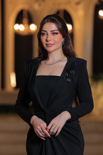 فستان سهرة أنيق بلون اسود ملكي جذاب. يتميز بتصميمه...
