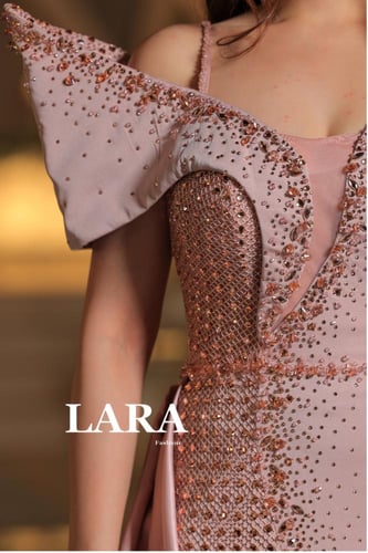 "فستان وردي فاخر بلمسات ترتر فخمة وتصميم مميز على...