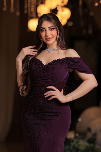 فستان سهرة خمري طويل أوف شولدر بتطريز فاخر – لمسة...