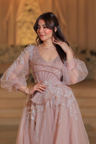 فستان سهرة ملكي بلون موكا هادئ ينبض بالرقي والروما...
