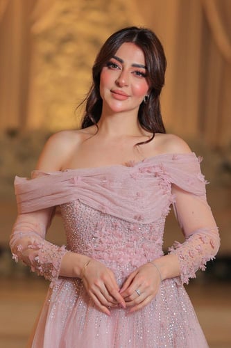 فستان سهرة فخم بتصميم أميري أنثوي وأنيق