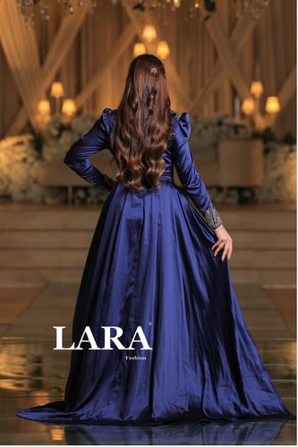 فستان كحلي فخم بتطريز لامع وقصة تبرز الخصر