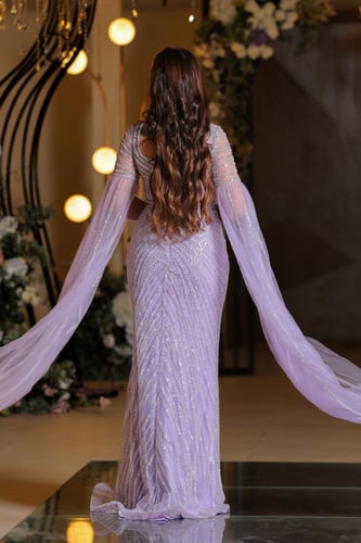 فستان سهرة مطرز بالخرز بفتحه ساق واكمام كيب