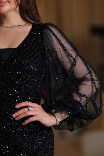 فستان سهرة أسود لامع بأكمام شفافة راقية تصميم فخم...