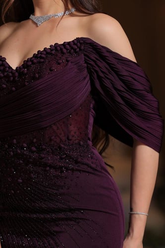 فستان سهرة خمري طويل أوف شولدر بتطريز فاخر – لمسة...