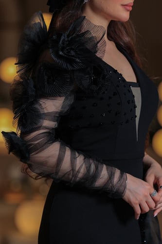 فستان سهرة أسود أنيق بتصميم عصري وفتحت ساق جريء ول...